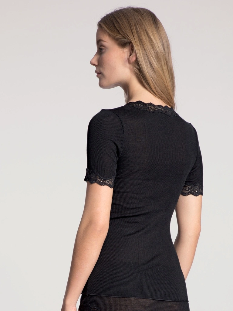Chemisette Manche Courte Dentelle Laine & Soie CALIDA "Richesse Lace" 14990 - Noir 996 2 Chemisette Manche Courte Dentelle Laine & Soie CALIDA "Richesse Lace" 14990 - Noir 996 – Image 2