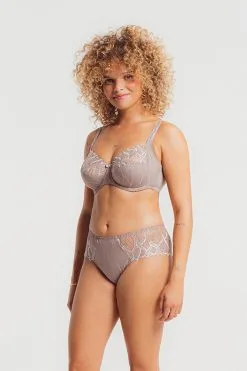 Soutien-gorge Armatures En 3 Parties Emboitant LOUISA BRACQ "Julia" 477-01 - Taupe TPE -Vente de soutien-gorge pas cher Soutien gorge20armatures20en20320parties20emboitant20LOUISA20BRACQ2022Julia2220477 0120 20Taupe20TPE